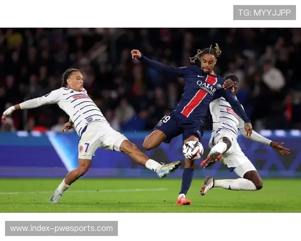 巴黎对阵斯特拉斯堡一役，马尔基尼奥斯送点并染红离场